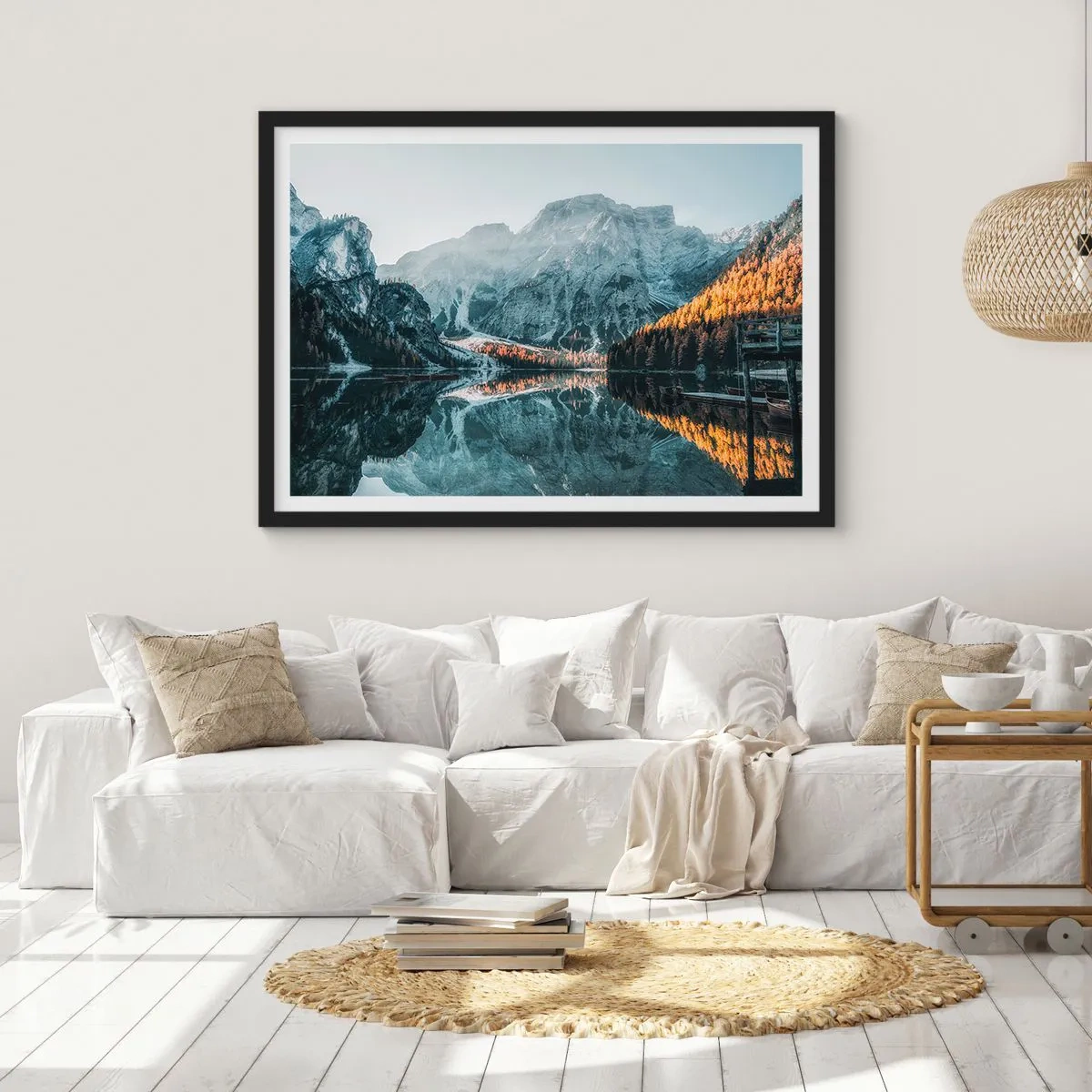 Poster in cornice nera - Un paesaggio montano riflesso nella calma superficie di un lago - 70x50cm - Paesaggio allo specchio - Decorazione murale moderna per soggiorno e camera da letto ARTTOR