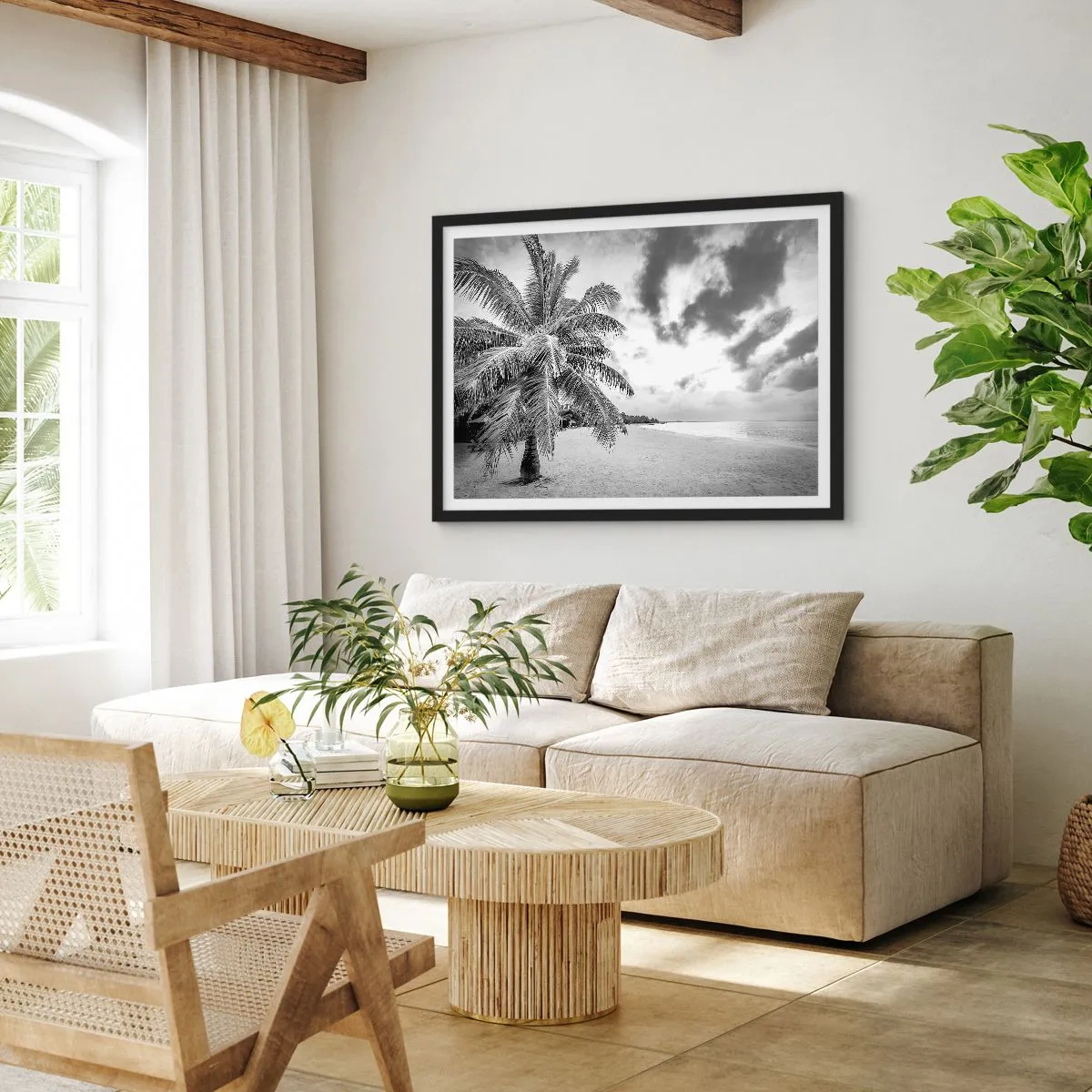 Poster in cornice nera - Palma bianca e nera su una spiaggia deserta con nuvole - 70x50cm - Quando hai nostalgia della solitudine... - Decorazione murale moderna per soggiorno e camera da letto ARTTOR