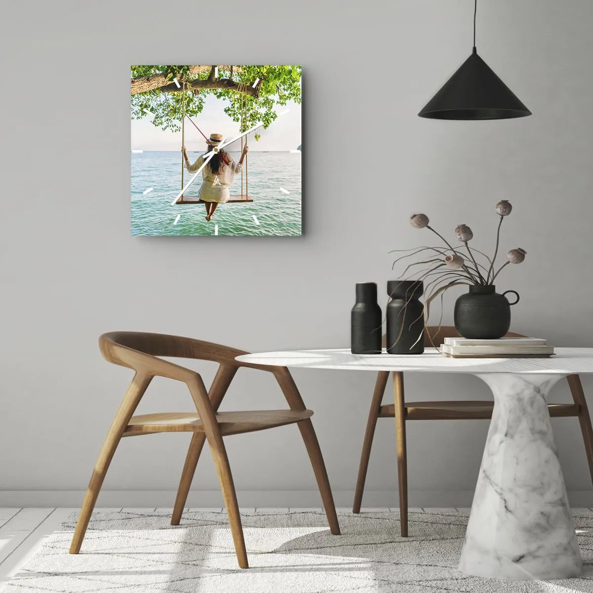Orologio da parete - Orologio in Vetro - Donna su un'altalena in riva al mare in un paesaggio tropicale - 30x30cm - La vita è bella - Decorazione murale moderna per soggiorno e camera da letto ARTTOR