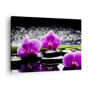 Quadro su tela - Stampe su Tela - Orchidee viola su uno sfondo di pietre e candele in un ambiente rilassante - 70x50cm - Annegare nel silenzio e nella pace - Decorazione murale moderna per soggiorno e camera da letto ARTTOR