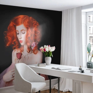 Fotomurali Standard Eco - Ritratto romantico di una donna con riccioli rossi e una rosa - 100x70cm - In stile barocco - Decorazione murale moderna per soggiorno e camera da letto ARTTOR