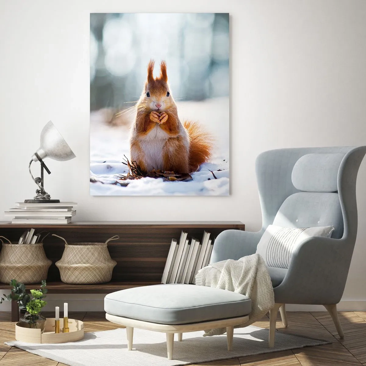 Quadro su vetro - Scoiattolo nella neve con una noce nella foresta invernale - 50x70cm - Che cosa guardi? - Decorazione murale moderna per soggiorno e camera da letto ARTTOR