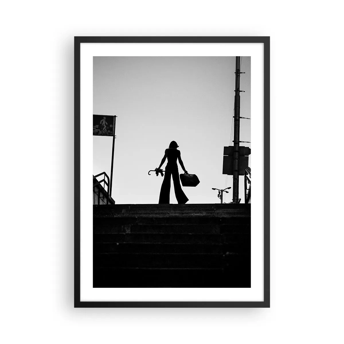 Poster in cornice nera - Silhouette di una donna con una valigia sullo sfondo del sole al tramonto - 50x70cm - Gita cittadina - Decorazione murale moderna per soggiorno e camera da letto ARTTOR