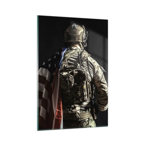Quadro su vetro - Un soldato in uniforme con una bandiera su uno sfondo scuro - 80x120cm - Proprio per questo - Decorazione murale moderna per soggiorno e camera da letto ARTTOR