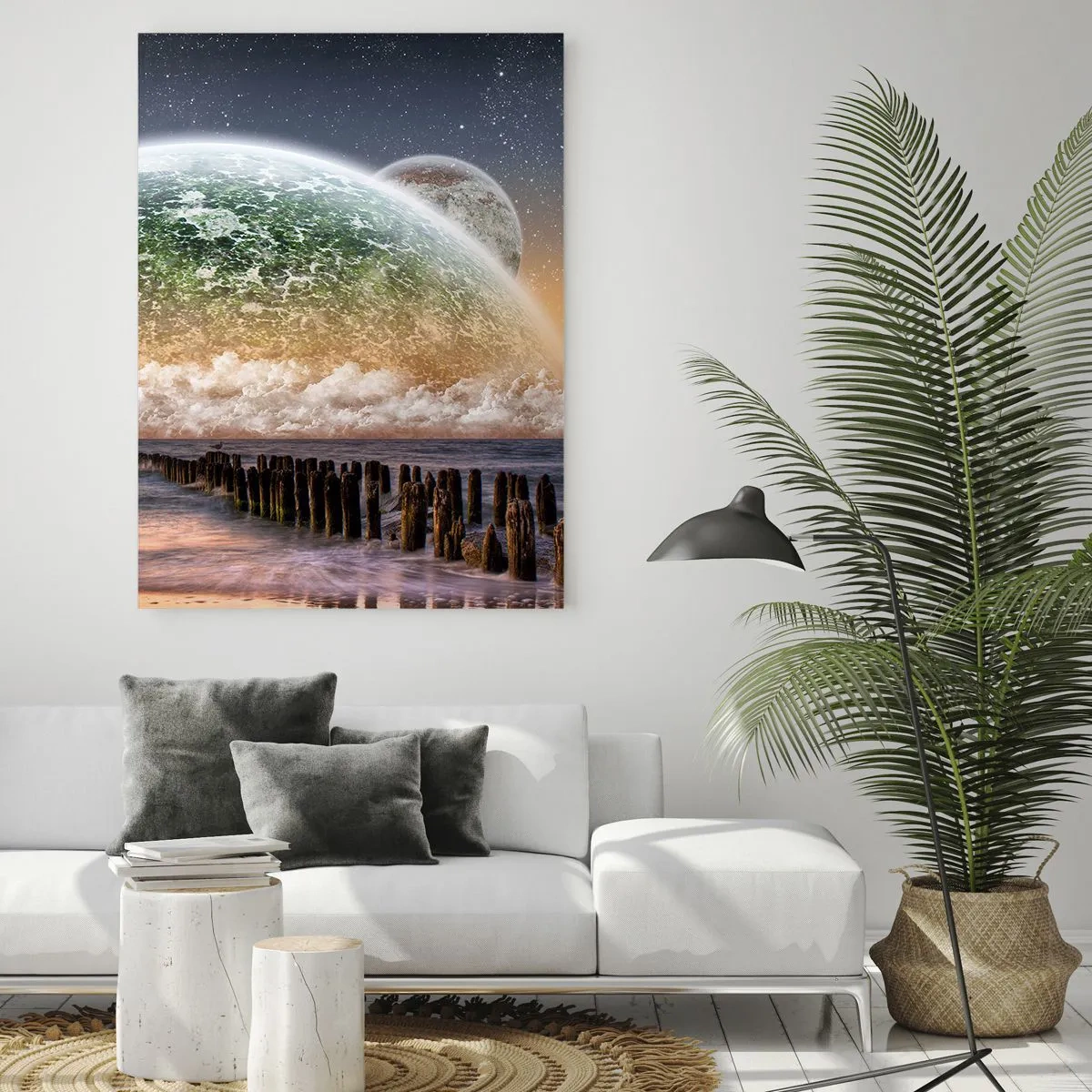 Quadro su vetro - Un paesaggio fantastico con un grande pianeta sopra il mare e un molo di legno. - 70x100cm - E il mondo emerse dalle acque - Decorazione murale moderna per soggiorno e camera da letto ARTTOR