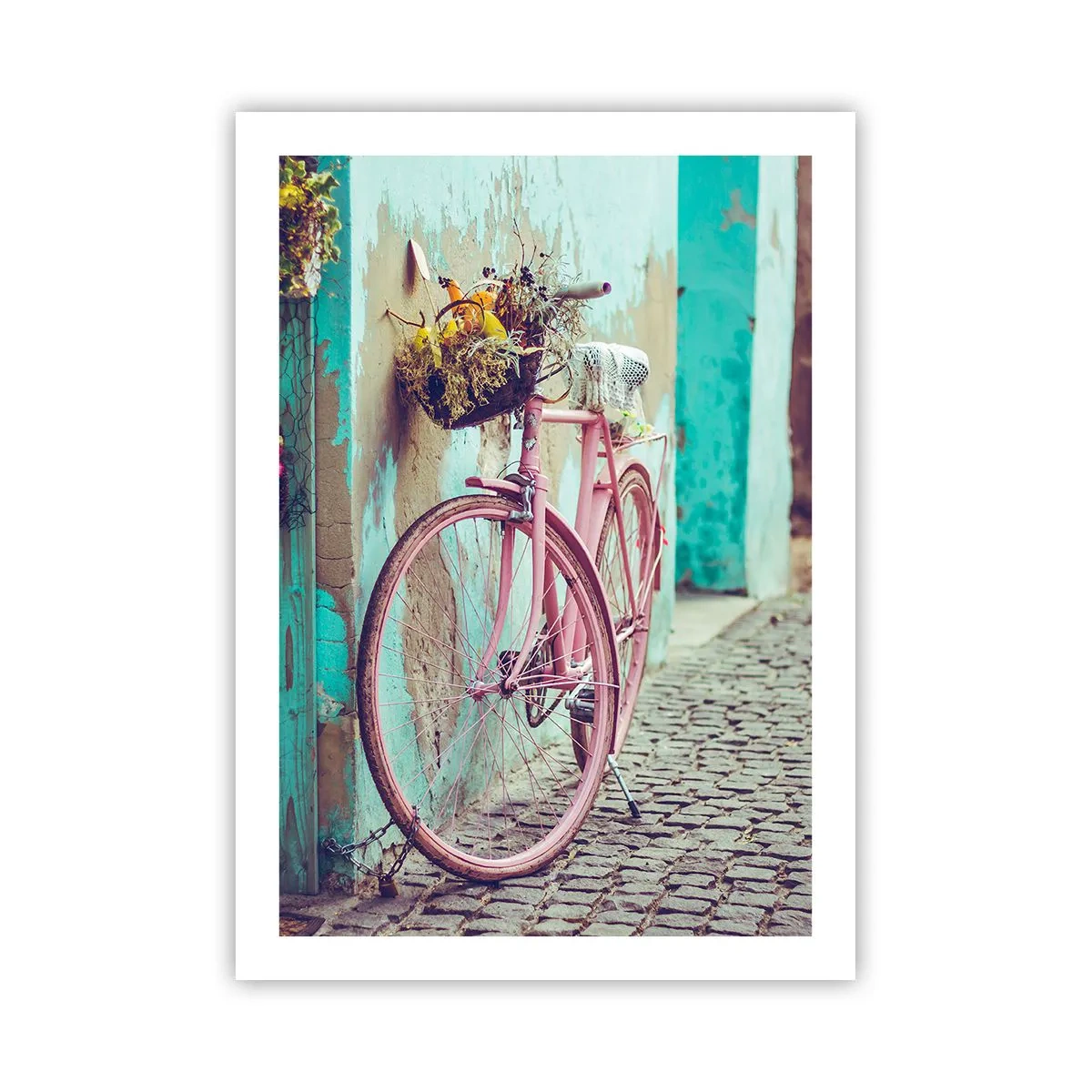 Poster - Una bicicletta rosa con un cestino su una strada rustica - 50x70cm - Torno subito - Decorazione murale moderna per soggiorno e camera da letto ARTTOR
