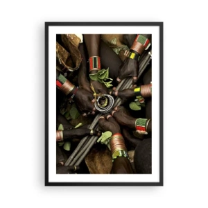 Poster in cornice nera - Mani nei braccialetti tradizionali, in un gesto di comunità - 50x70cm - Siamo insieme - Decorazione murale moderna per soggiorno e camera da letto ARTTOR