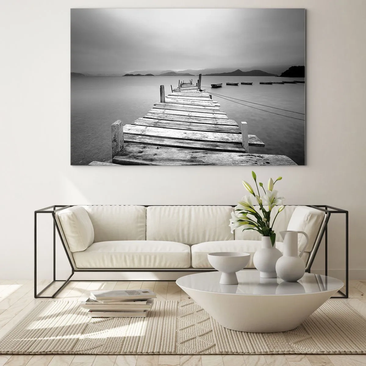 Quadro su vetro - Molo di legno su un lago calmo in bianco e nero - 120x80cm - Dietro i monti, dietro i mari - Decorazione murale moderna per soggiorno e camera da letto ARTTOR