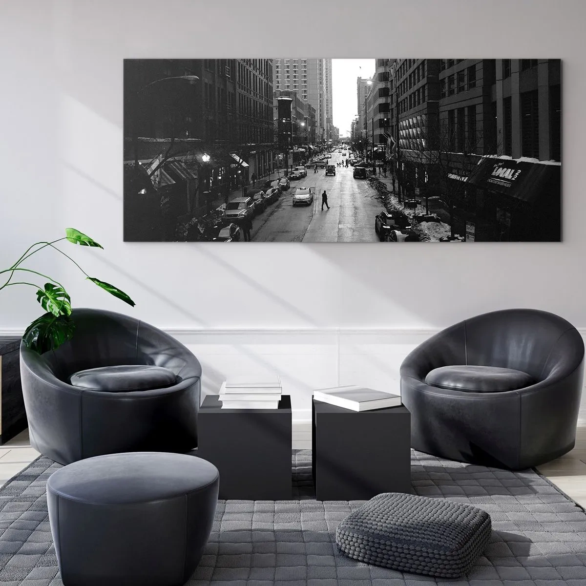 Quadro su vetro - Una strada bianca e nera nel centro della città con auto e pedoni - 120x50cm - Un giorno come tanti - Decorazione murale moderna per soggiorno e camera da letto ARTTOR