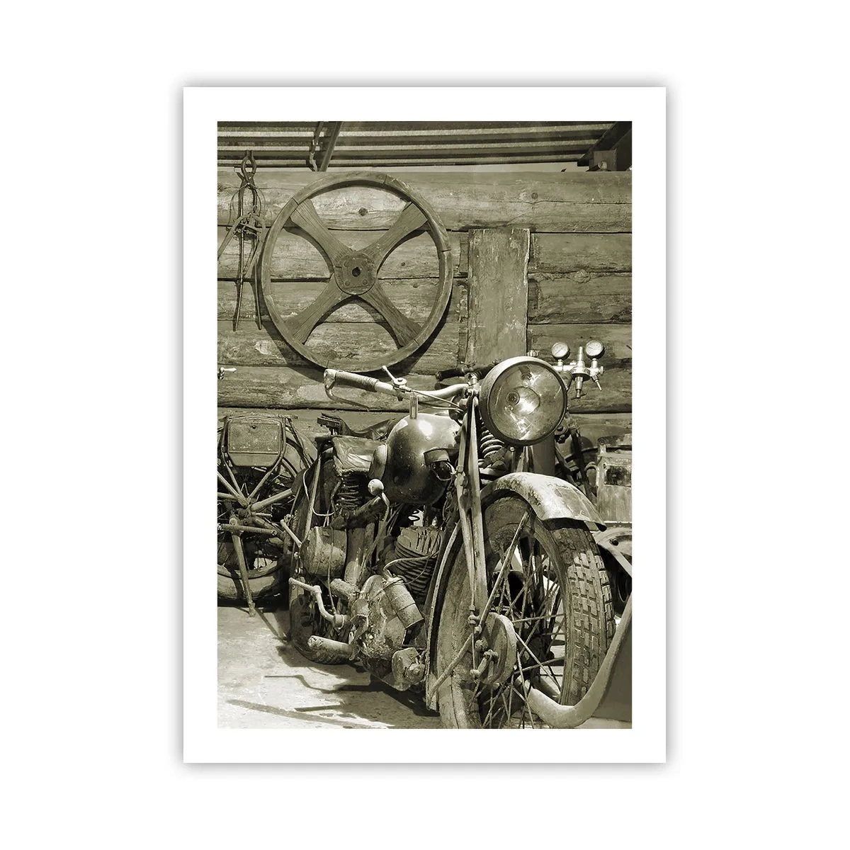Poster - Una vecchia motocicletta in una baracca di legno con una ruota sullo sfondo - 50x70cm - Nel capanno di zio Alfredo - Decorazione murale moderna per soggiorno e camera da letto ARTTOR