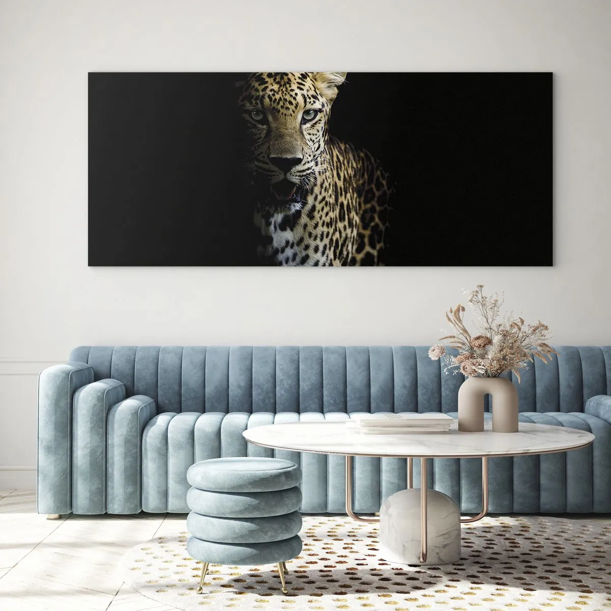 Quadro su vetro - Un leopardo su sfondo scuro con sguardo intenso - 160x50cm - Bellezza tenebrosa - Decorazione murale moderna per soggiorno e camera da letto ARTTOR