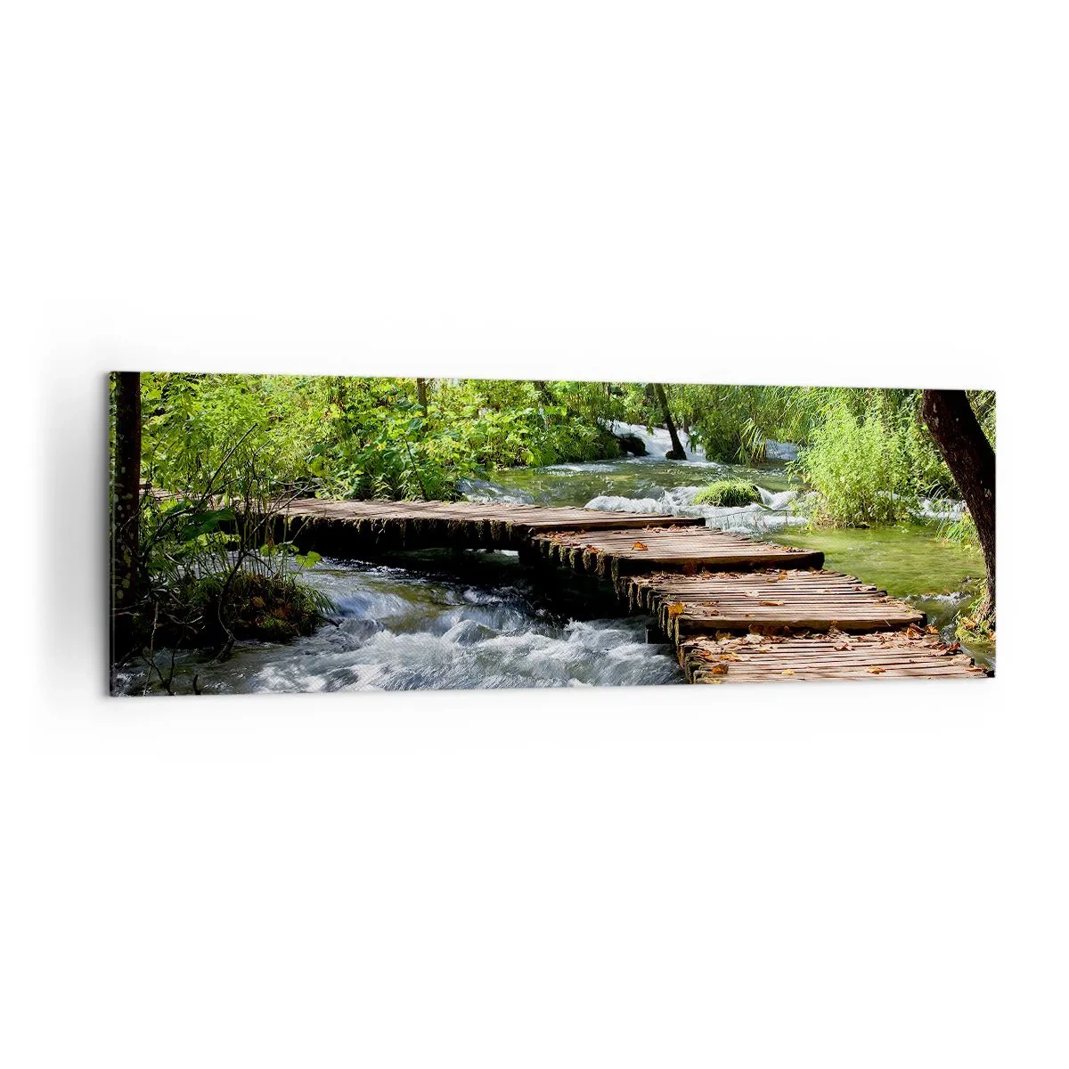 Quadro su tela - Stampe su Tela - Un ponte di legno sopra un ruscello impetuoso, circondato dal verde della foresta. - 160x50cm - Sulla cascata spumeggiante - Decorazione murale moderna per soggiorno e camera da letto ARTTOR