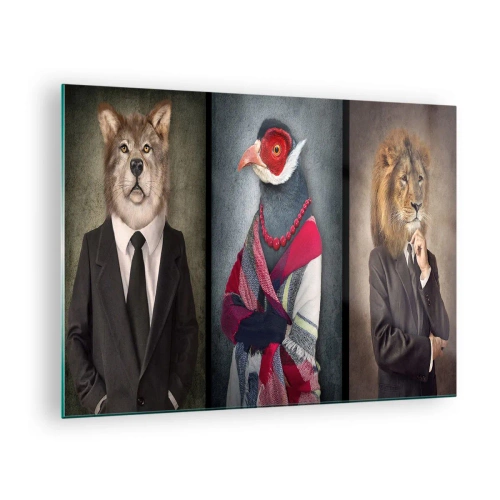 Quadro su vetro - Tre animali in abiti eleganti su uno sfondo stilizzato - 70x50cm - Che faccio io qui? - Decorazione murale moderna per soggiorno e camera da letto ARTTOR