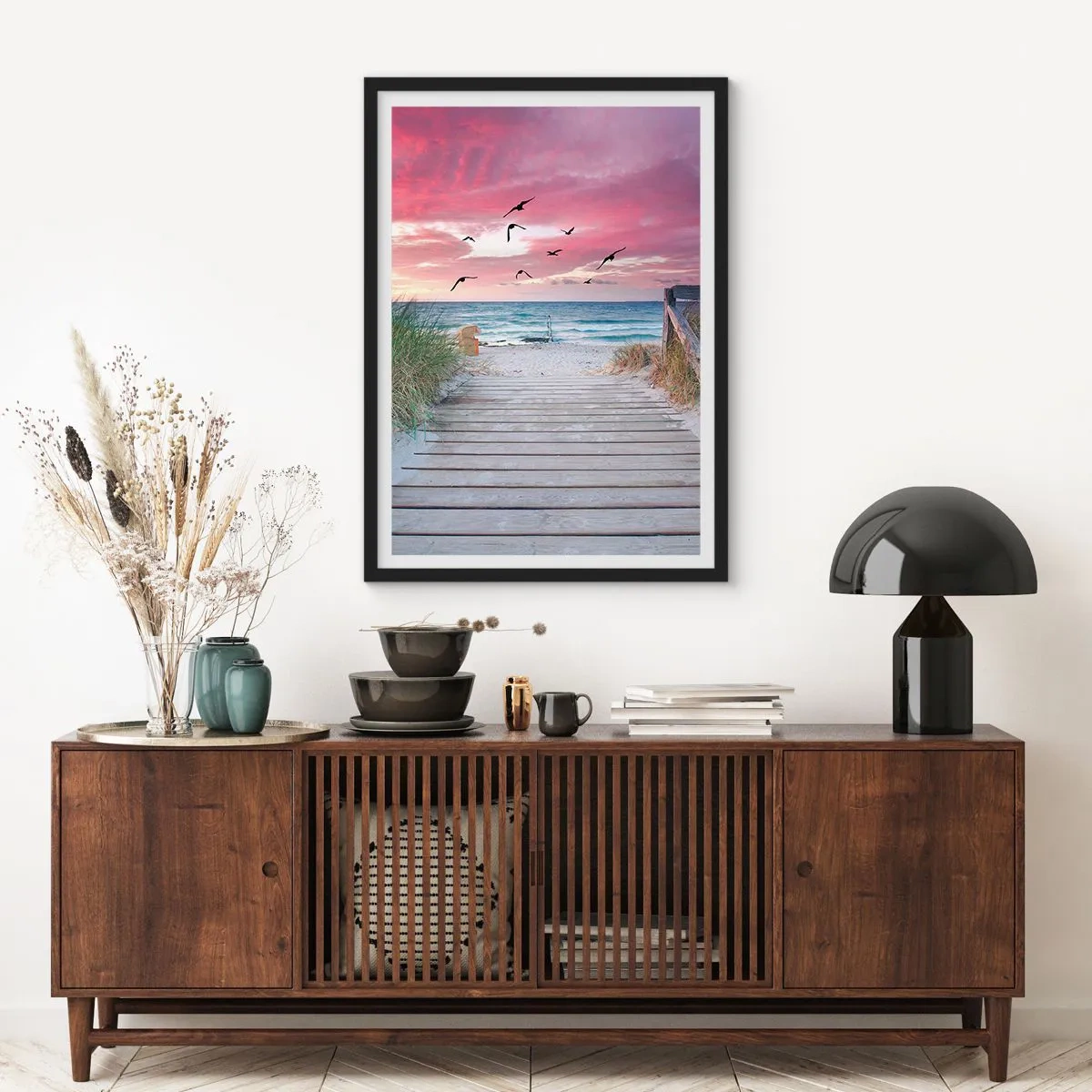 Poster in cornice nera - Sentiero in legno sulla spiaggia con vista sul mare al tramonto - 50x70cm - Impressioni baltiche - Decorazione murale moderna per soggiorno e camera da letto ARTTOR