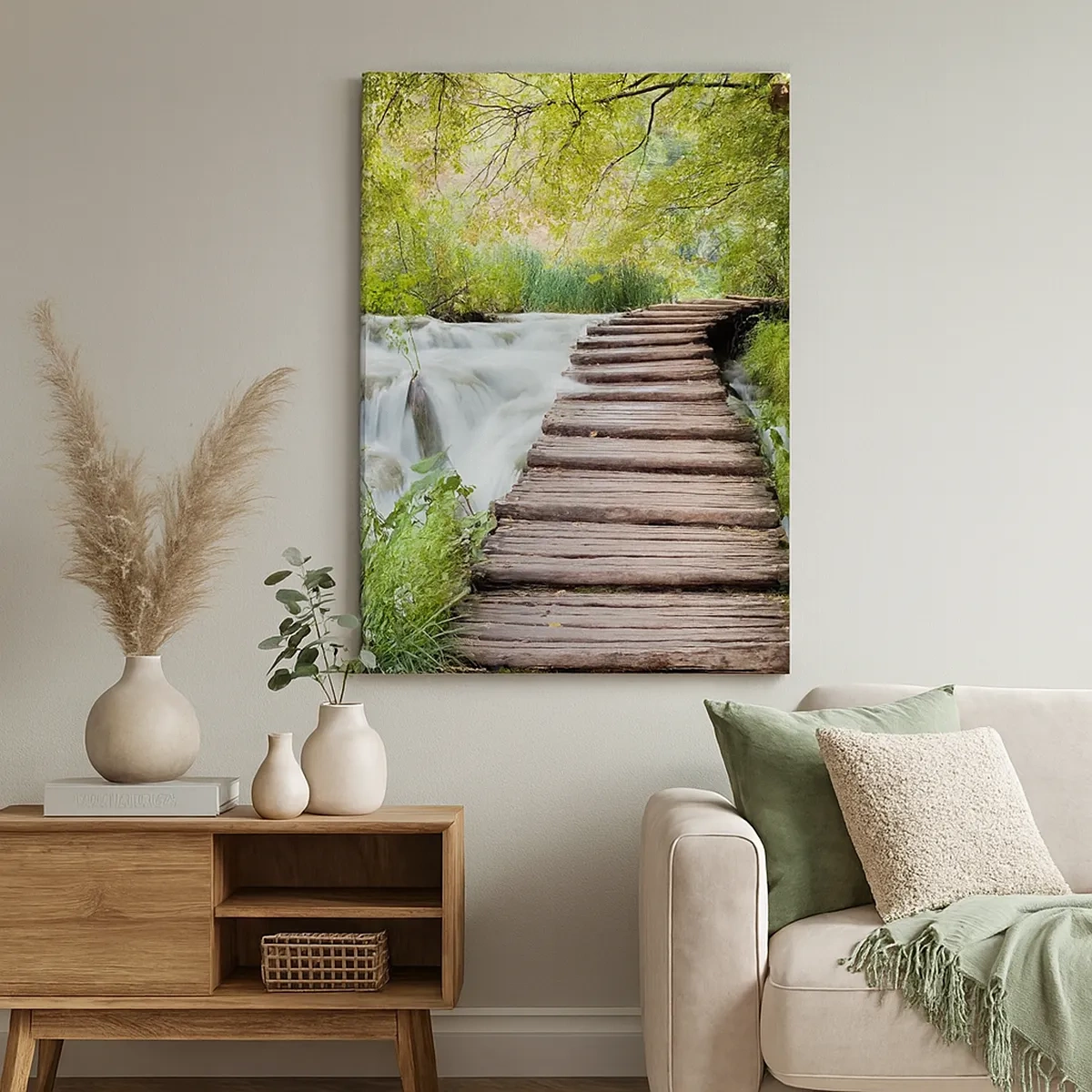 Quadro su tela - Stampe su Tela - Un ponte di legno sopra una cascata circondata da una lussureggiante foresta verde. - 50x70cm - Acqua per niente tranquilla - Decorazione murale moderna per soggiorno e camera da letto ARTTOR