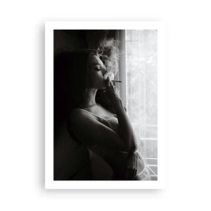 Poster - Una donna in lingerie che fuma una sigaretta in bianco e nero - 50x70cm - Attimo sensuale - Decorazione murale moderna per soggiorno e camera da letto ARTTOR