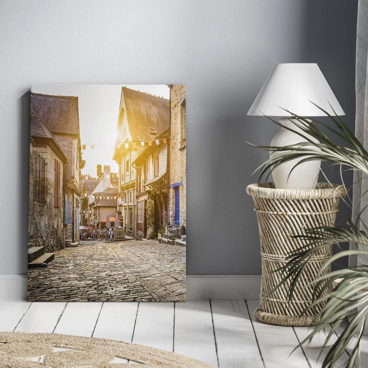 Quadro su tela - Stampe su Tela - Una strada affascinante con pavimentazione in pietra esposta alla luce del sole - 80x120cm - Lo spirito bianco della cittadina - Decorazione murale moderna per soggiorno e camera da letto ARTTOR
