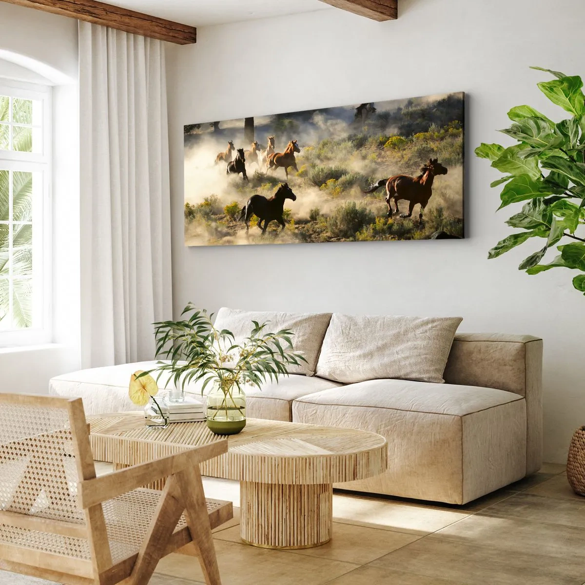 Quadro su tela - Stampe su Tela - Una mandria di cavalli selvaggi che galoppano tra la polvere e la vegetazione - 160x50cm - Rivalità: libertà o forza mascolina? - Decorazione murale moderna per soggiorno e camera da letto ARTTOR