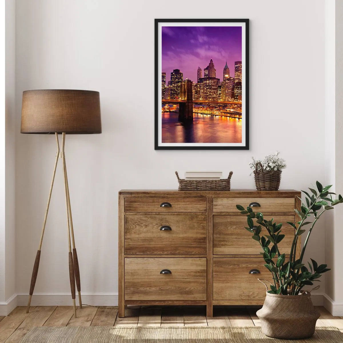 Poster in cornice nera - Vista notturna del ponte di Brooklyn e di Manhattan illuminata dalle luci della città - 50x70cm - Manhattan in viola e oro - Decorazione murale moderna per soggiorno e camera da letto ARTTOR