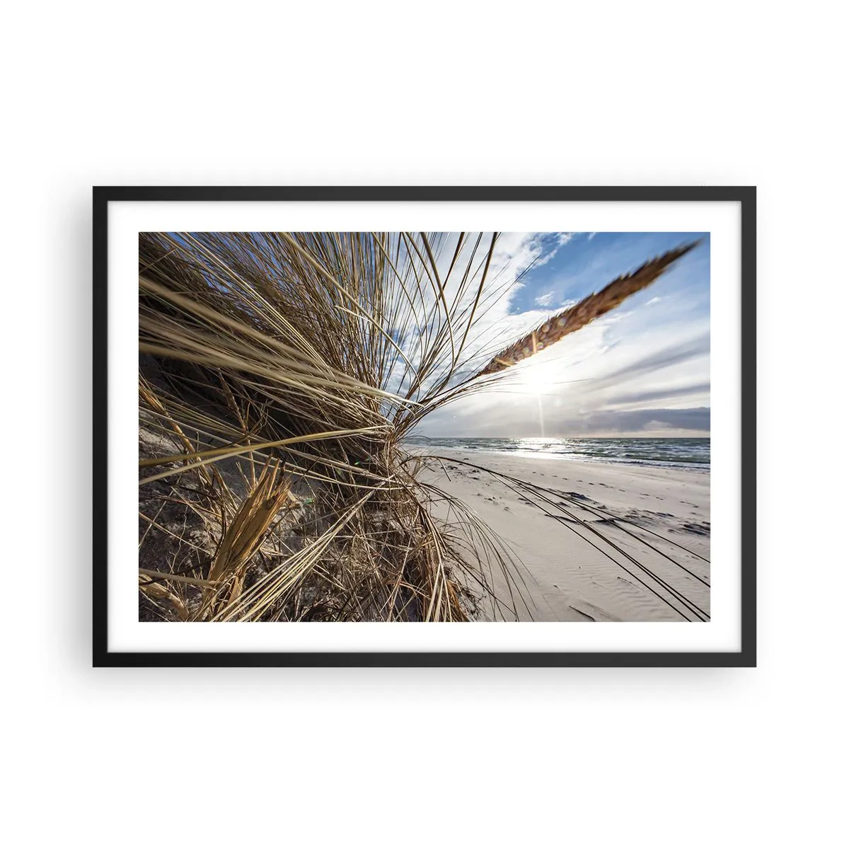 Poster in cornice nera - Una spiaggia con erba secca sulle dune e vista sul mare - 70x50cm - L'incontro degli elementi - Decorazione murale moderna per soggiorno e camera da letto ARTTOR