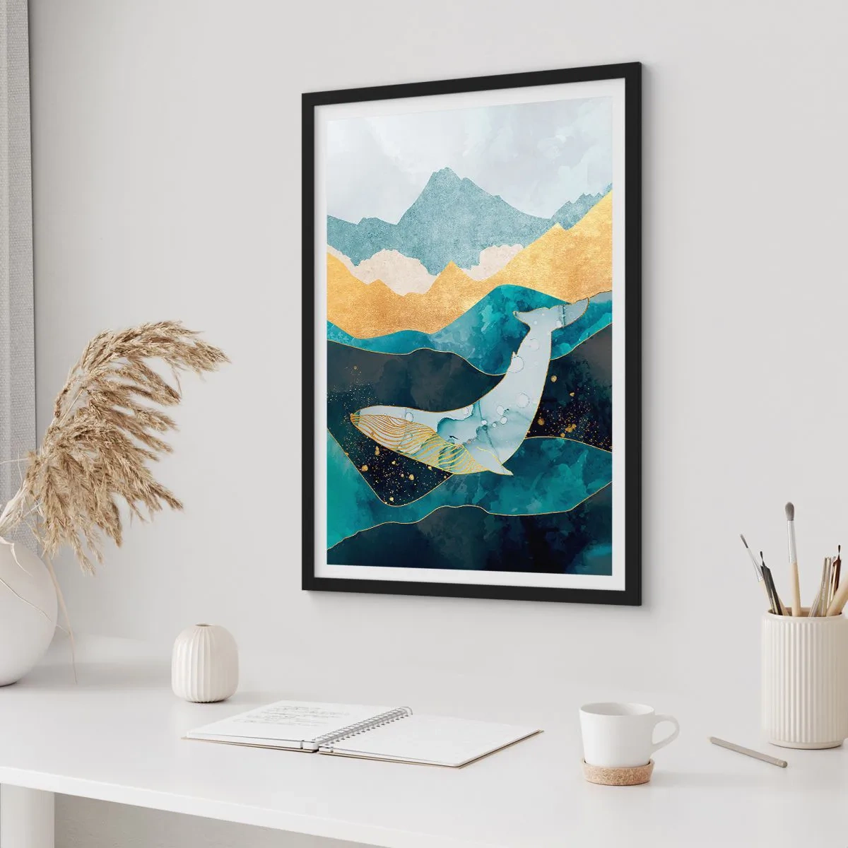 Poster in cornice nera - Una balena astratta che galleggia tra onde dorate. - 50x70cm - La fresca bellezza del nord - Decorazione murale moderna per soggiorno e camera da letto ARTTOR