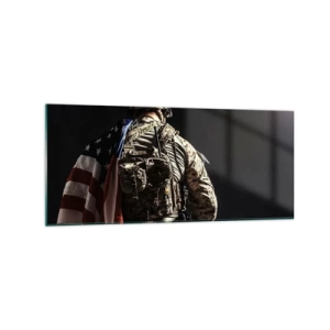 Quadro su vetro - Un soldato in uniforme con una bandiera su uno sfondo scuro - 120x50cm - Proprio per questo - Decorazione murale moderna per soggiorno e camera da letto ARTTOR