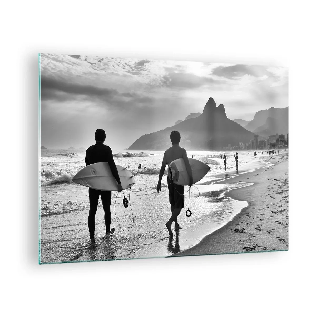 Quadro su vetro - Surfisti sulla spiaggia con tavole, composizione in bianco e nero - 70x50cm - Samba su un'unica onda - Decorazione murale moderna per soggiorno e camera da letto ARTTOR