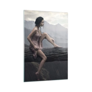 Quadro su vetro - Una donna e un gatto su un tronco d'albero sotto la pioggia, con vista sulle montagne. - 70x100cm - Cime di bellezza - Decorazione murale moderna per soggiorno e camera da letto ARTTOR