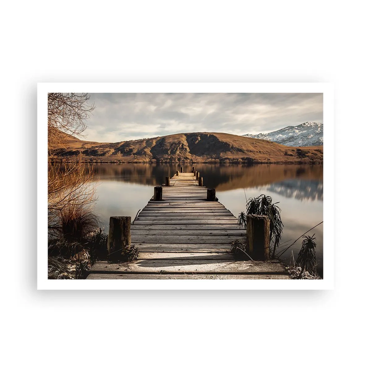 Poster - Un molo di legno su un lago circondato da pittoresche colline - 100x70cm - Paesaggio nel silenzio - Decorazione murale moderna per soggiorno e camera da letto ARTTOR