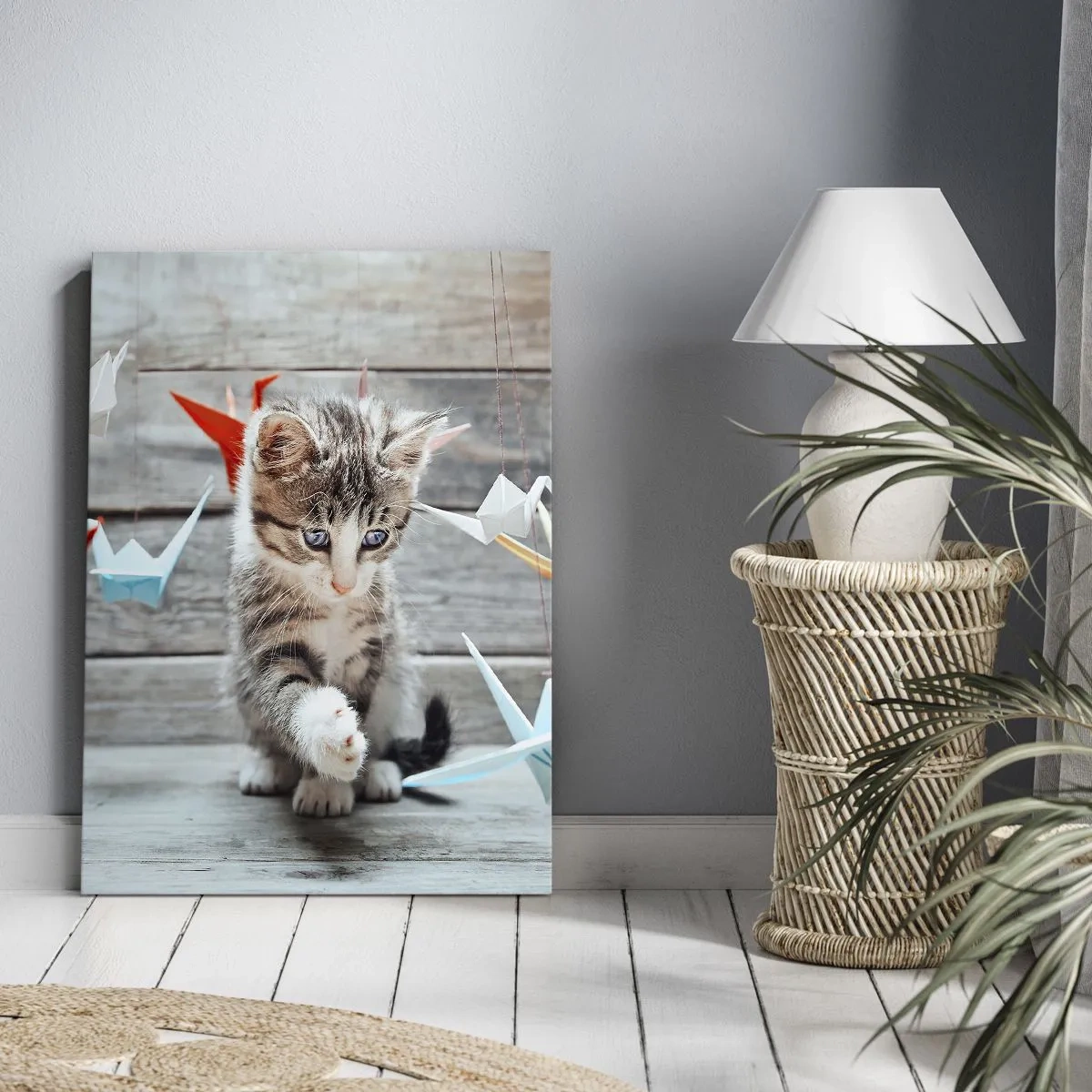Quadro su tela - Stampe su Tela - Un gattino che gioca con delle gru di carta origami appese. - 50x70cm - Prima lezione - Decorazione murale moderna per soggiorno e camera da letto ARTTOR