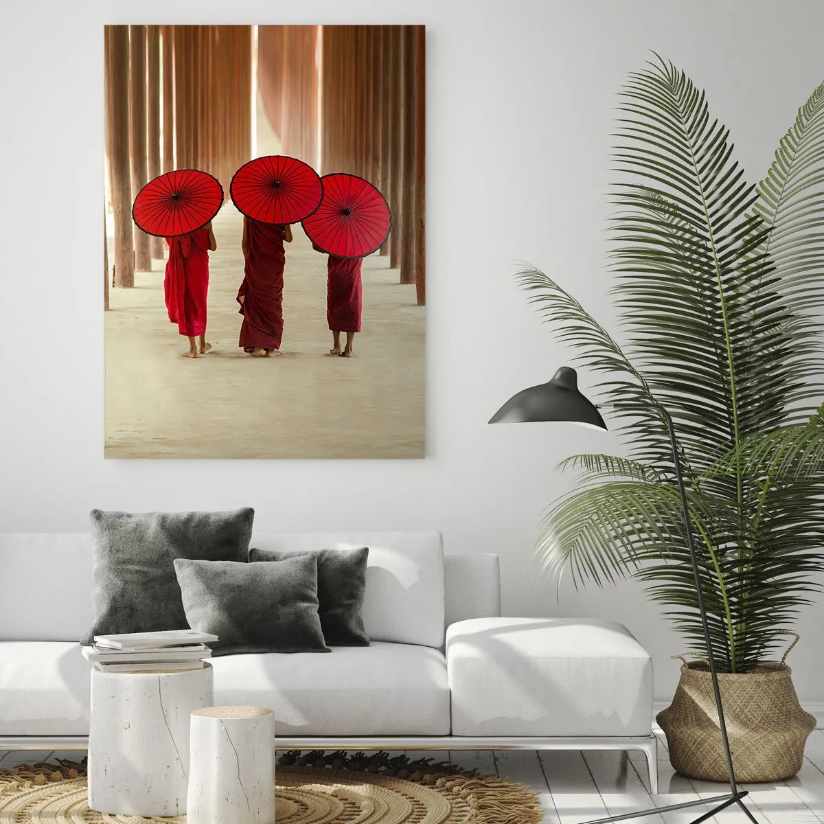 Quadro su vetro - Monaci con ombrelli rossi che camminano lungo un corridoio di legno - 50x70cm - In cammino verso la Terra Pura - Decorazione murale moderna per soggiorno e camera da letto ARTTOR