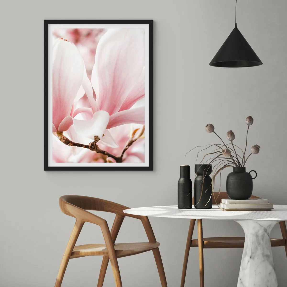 Poster in cornice nera - Delicati petali di magnolia rosa su uno sfondo sfocato - 50x70cm - Tenerezza senza fine - Decorazione murale moderna per soggiorno e camera da letto ARTTOR