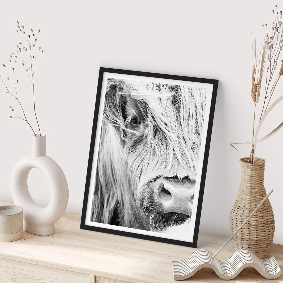 Poster in cornice nera - Un primo piano in bianco e nero di una mucca delle Highlands scozzesi. - 50x70cm - Selvaticità scozzese - Decorazione murale moderna per soggiorno e camera da letto ARTTOR