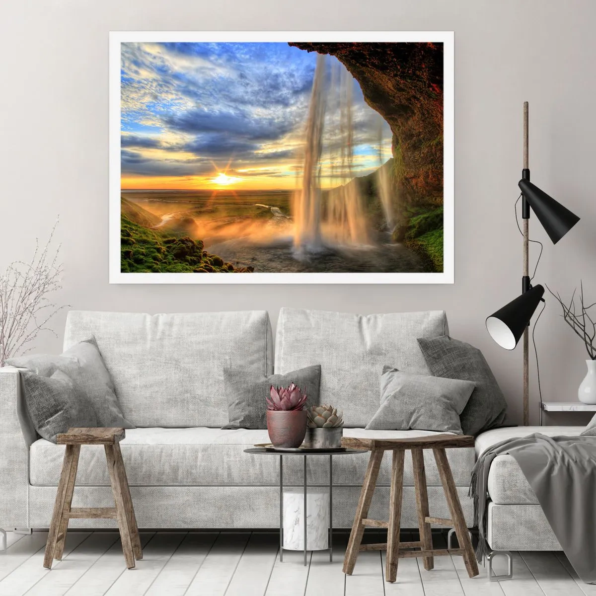 Poster - Una cascata illuminata dalla luce del sole sullo sfondo di un paesaggio - 100x70cm - Il mondo dietro una tenda di gocce - Decorazione murale moderna per soggiorno e camera da letto ARTTOR