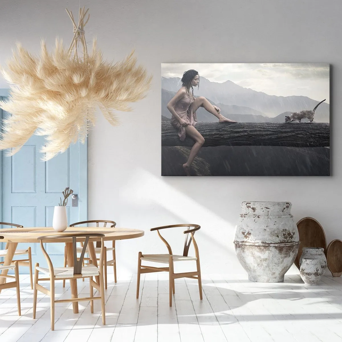Quadro su tela - Stampe su Tela - Una donna e un gatto su un tronco d'albero sotto la pioggia, con vista sulle montagne. - 120x80cm - Cime di bellezza - Decorazione murale moderna per soggiorno e camera da letto ARTTOR