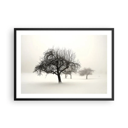 Poster in cornice nera - Alberi in un campo innevato circondato dalla nebbia - 70x50cm - Sogno invernale - Decorazione murale moderna per soggiorno e camera da letto ARTTOR
