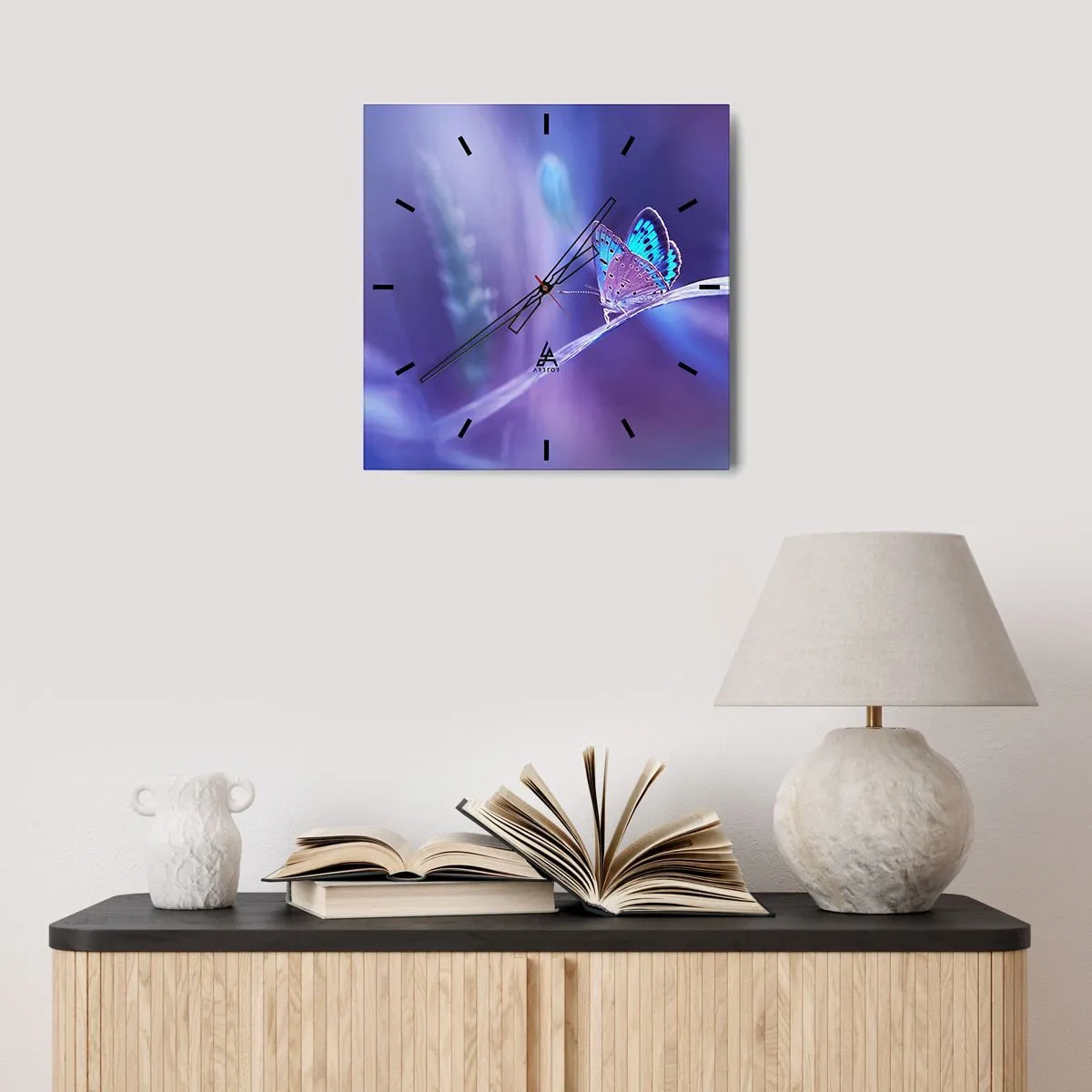Orologio da parete - Orologio in Vetro - Una delicata farfalla blu su uno stelo in luce viola - 30x30cm - Gioielli della natura - Decorazione murale moderna per soggiorno e camera da letto ARTTOR