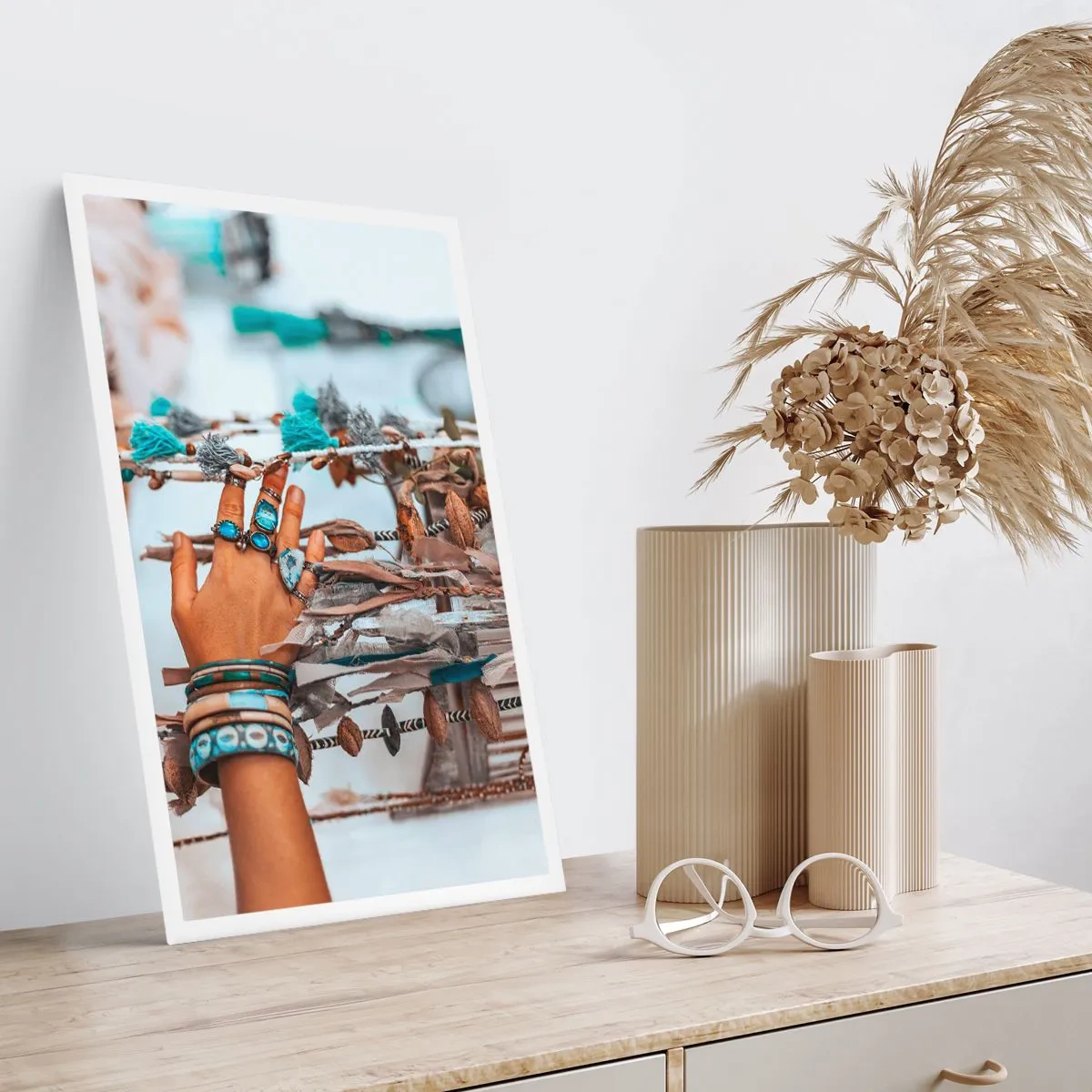 Poster - Una mano adornata con gioielli su uno sfondo boho - 50x70cm - Tesori locali - Decorazione murale moderna per soggiorno e camera da letto ARTTOR