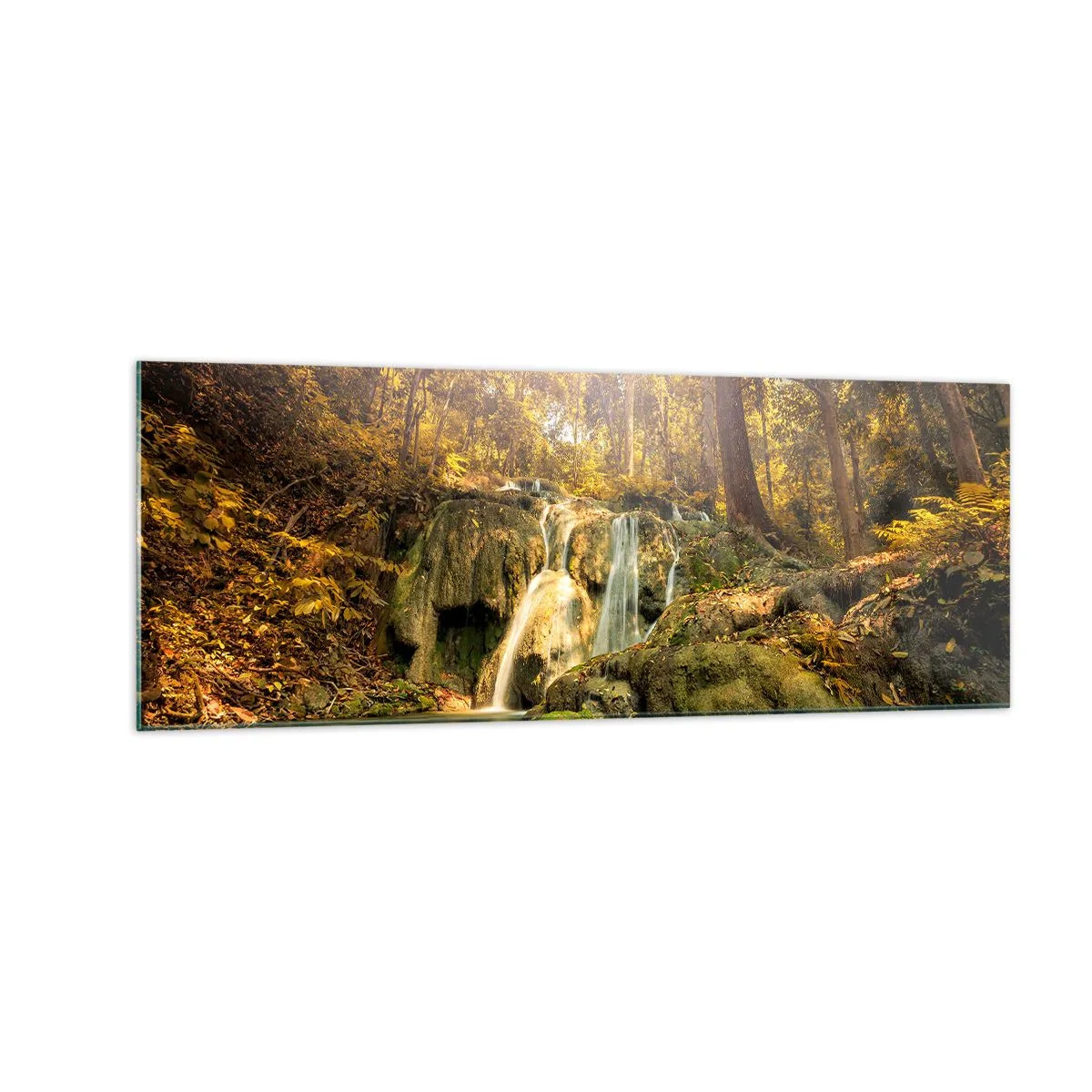 Quadro su vetro - Una cascata nella foresta sotto i raggi del sole, circondata dal verde - 140x50cm - Cascata boschiva in verde - Decorazione murale moderna per soggiorno e camera da letto ARTTOR