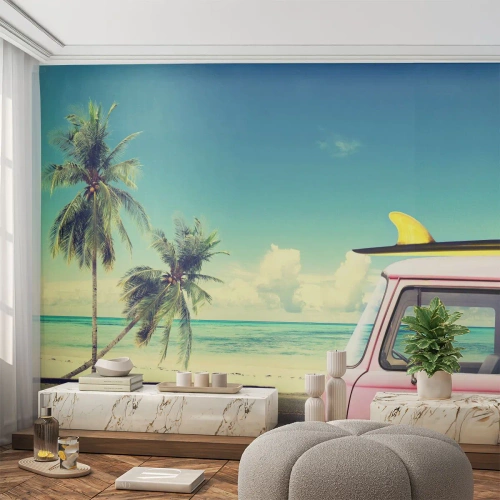 Fotomurali Premium Canvas - Un furgone rosa con una tavola da surf sullo sfondo di una spiaggia tropicale. - 100x70cm - Tempo di vacanze - Decorazione murale moderna per soggiorno e camera da letto ARTTOR