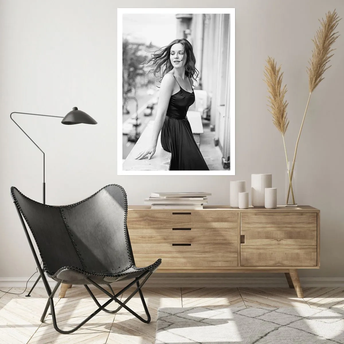 Poster - Fotografia in bianco e nero di una donna su un balcone - 50x70cm - Sicuramente parigina - Decorazione murale moderna per soggiorno e camera da letto ARTTOR