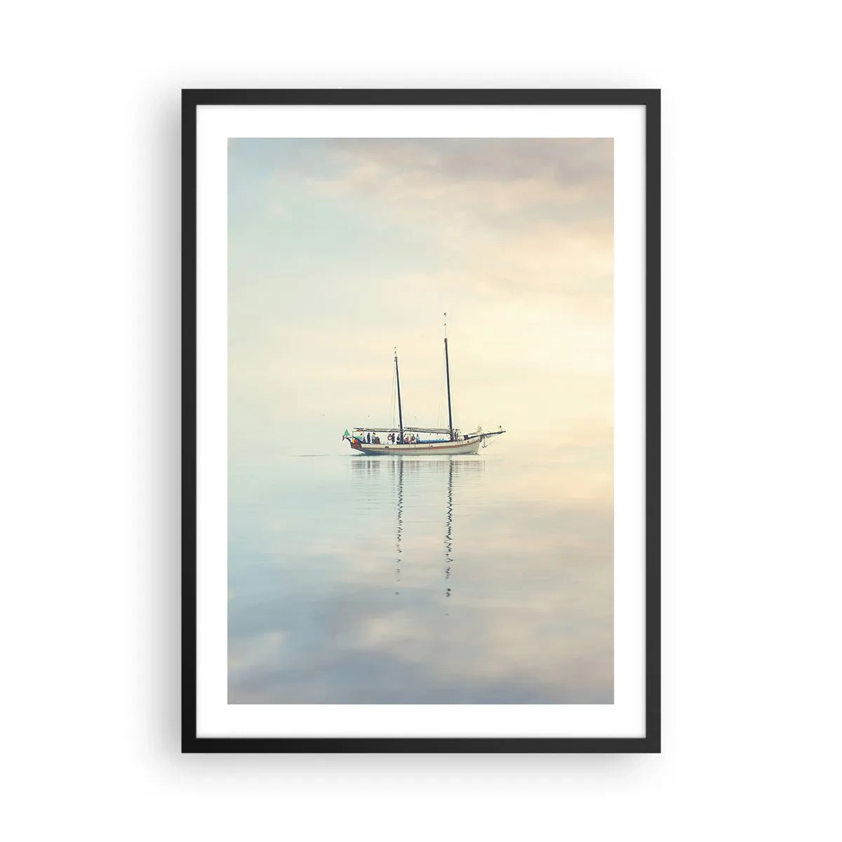 Poster in cornice nera - Una nave su un mare calmo con un dolce riflesso - 50x70cm - Silenzio in mare - Decorazione murale moderna per soggiorno e camera da letto ARTTOR