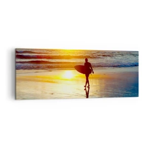 Quadro su tela - Stampe su Tela - Un surfista cammina sulla spiaggia al tramonto con una tavola in mano. - 140x50cm - Il ritorno del guerriero - Decorazione murale moderna per soggiorno e camera da letto ARTTOR
