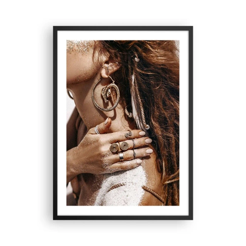 Poster in cornice nera - Dettaglio di gioielli su sfondo di pelle color sabbia - 50x70cm - Regina della spiaggia selvatica - Decorazione murale moderna per soggiorno e camera da letto ARTTOR