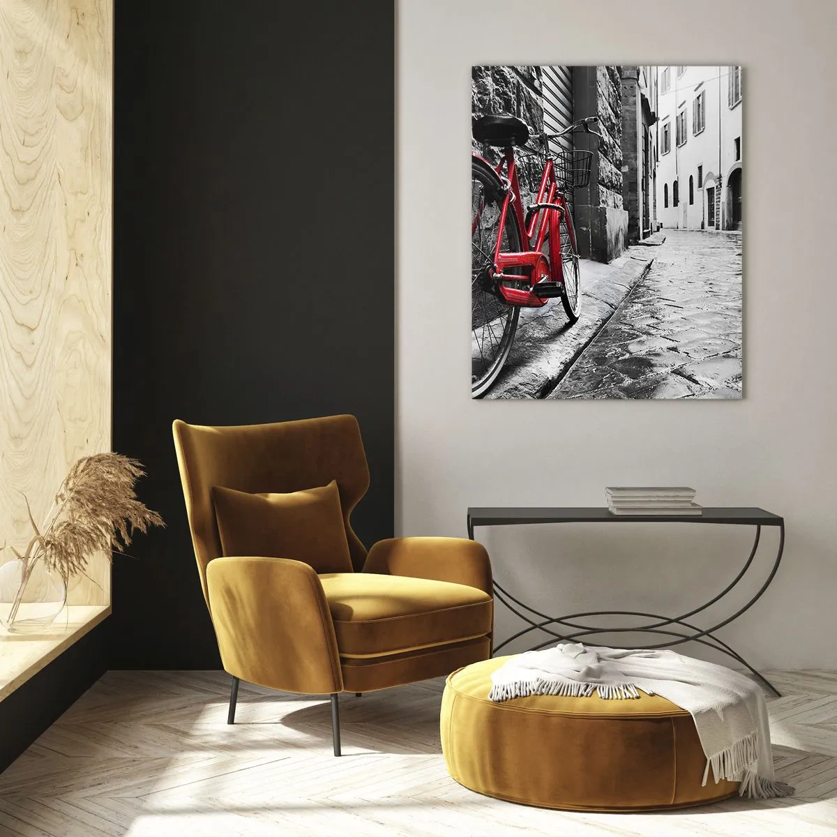 Quadro su vetro - Una bicicletta rossa su una strada acciottolata con sfondo monocromo. - 50x70cm - La vera bellezza non invecchia - Decorazione murale moderna per soggiorno e camera da letto ARTTOR