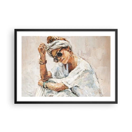 Poster in cornice nera - Ritratto di una donna che indossa occhiali da sole contro una parete chiara - 70x50cm - Ritratto in pieno sole - Decorazione murale moderna per soggiorno e camera da letto ARTTOR
