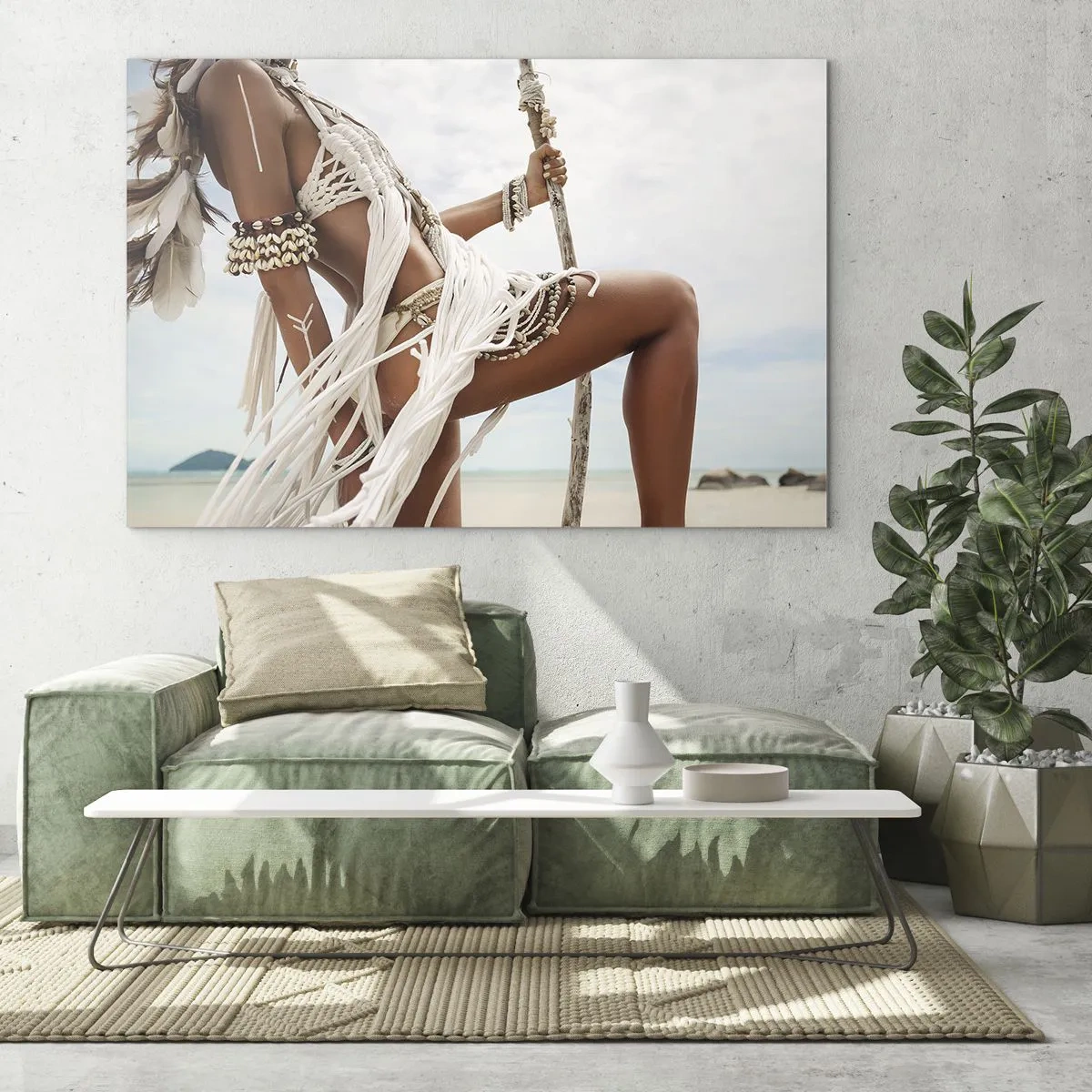 Quadro su vetro - Una donna in abiti etnici con conchiglie e un bastone sulla spiaggia. - 120x80cm - La sacerdotessa del sole - Decorazione murale moderna per soggiorno e camera da letto ARTTOR