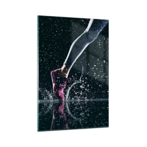 Quadro su vetro - Uno scatto dinamico di una corsa sotto la pioggia su uno sfondo nero - 80x120cm - Quanta forza nelle gambe - Decorazione murale moderna per soggiorno e camera da letto ARTTOR