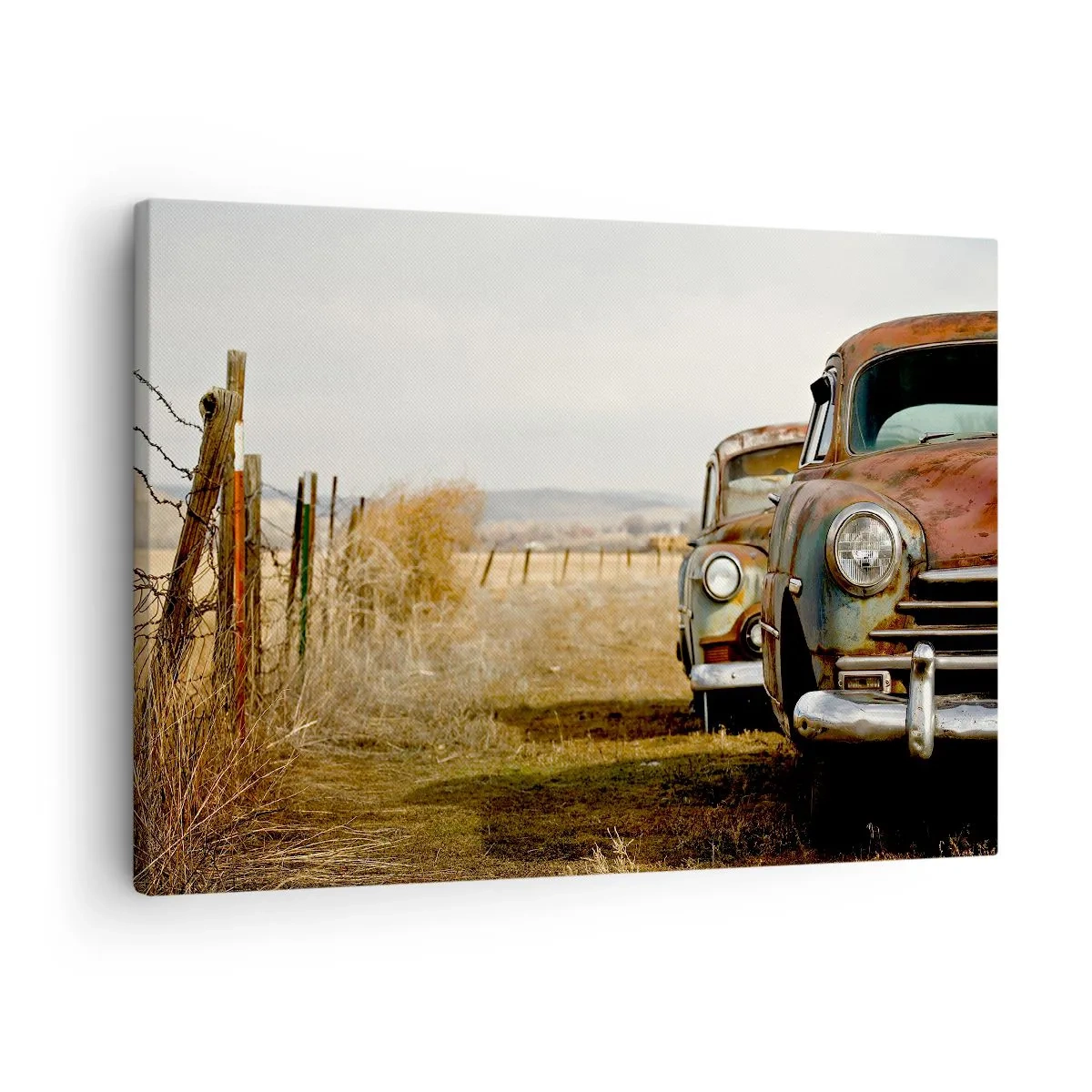 Quadro su tela - Stampe su Tela - Due vecchie auto su una strada sterrata accanto a una recinzione di legno - 70x50cm - Meritato riposo - Decorazione murale moderna per soggiorno e camera da letto ARTTOR