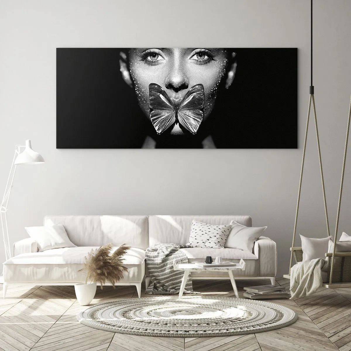 Quadro su vetro - Volto di donna in bianco e nero con una farfalla sulle labbra - 120x50cm - Il bacio delle farfalle - Decorazione murale moderna per soggiorno e camera da letto ARTTOR